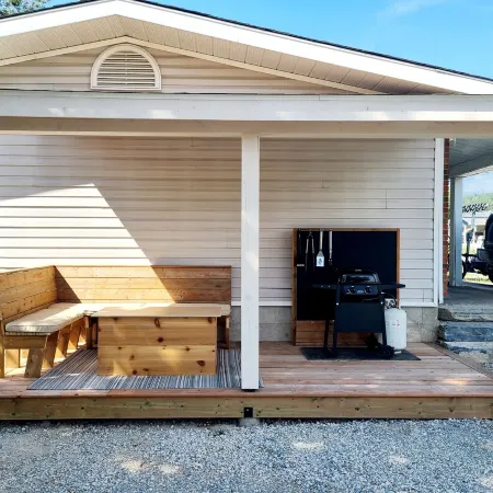 Bright Two Bedroom Suite with Private Entrance and Deck Near Downtown Golden