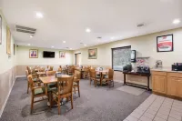 Econo Lodge Inn & Suites East