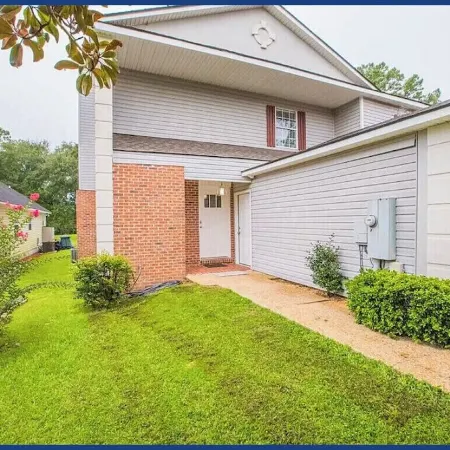 Stylish and Spacious Townhouse overlooking Andrews Lake