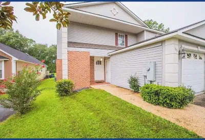 Stylish and Spacious Townhouse overlooking Andrews Lake Hotels near Flowers Foods Heritage Center-History in the Baking