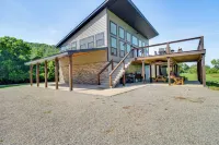 Waterfront Cabin on White River w/ Deck + Patio! - 4 estrellas