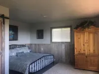 Peacefull hilltop cottage with huge ocean views!