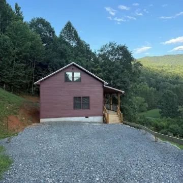 Brand new cabin with HOT TUB, Dock & Lake Access Отели в г. Джонсон