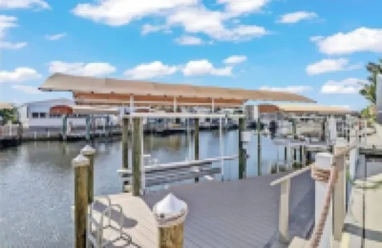 Saint James hidden gem. 3/2 canal front home with 3 kayaks.