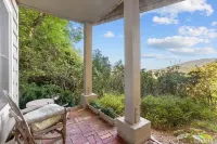 Stunning panoramic mountain views-close to town!