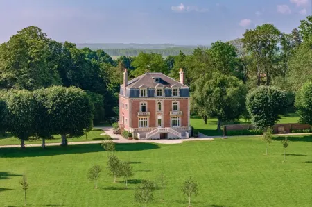 Manor house with tennis court a few minutes from Beuvron sur Auge