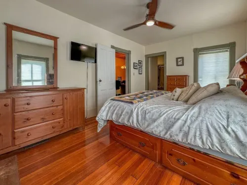 Historic 3 -bedroom house in Algona close to downtown WiFi. 2 parks nearby Hotels in Algona