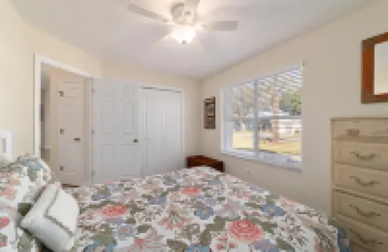 The Villages! 2 Squares!-Pool Access -Free Wifi-All Amenities-Shopping Galore!