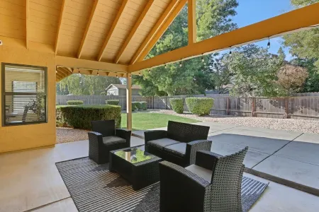 Spacious 4-bedroom Home Отели в г. Саттер