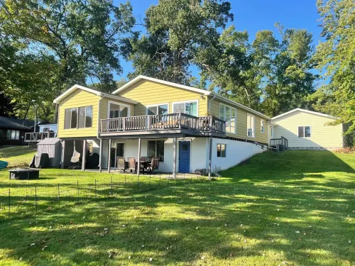 Tranquil 3-bedroom lake haven in lovely Paw Paw with WiFi, AC
