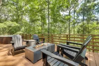 Private Hot Tub & Fire Pit: Family Broadway Cabin - parking