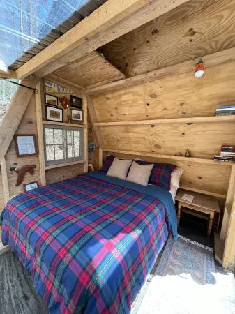 Creekside: Cozy off-grid cabin near Cooperstown, NY Отели в г. Розбум
