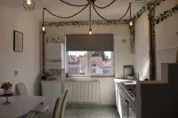 Charming 2-bedroom apartment in Tășnad with AC, WiFi, Smart Tv Hôtels à : 