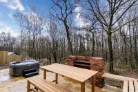 Derwent; woodland lodge for 6 with hot tub, BBQ, near Alton Towers.