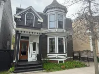 Stylish unit in Victorian house located on South Park Street. Private Garden. 비아레일 핼리팩스 기차역 주변 호텔