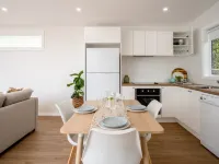 5 mins walk to Beach - Modern Beachy Escape. Netflix, Full Kitchen, Comfy Beds! Hotels in Terrigal