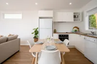 5 mins walk to Beach - Modern Beachy Escape. Netflix, Full Kitchen, Comfy Beds!