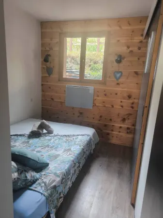 "au petit bonheur des Angles", apartment with garden, view of Matemales lake.