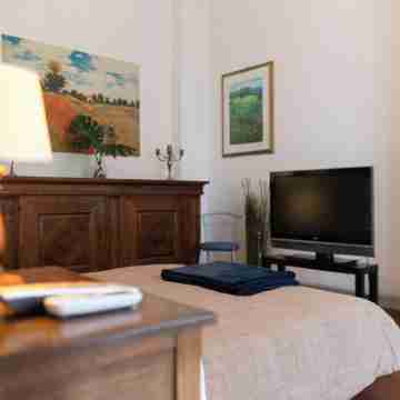 2 minutes walk from Galatea metro superb Apartment ideal for couples. Rooms