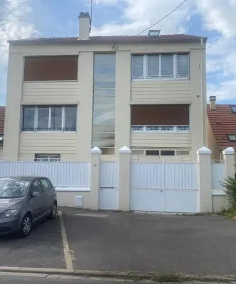 Cosy studio with garden CHATOU 78 Hotels in Chatou