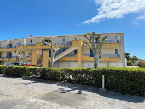 Apartment facing the beach