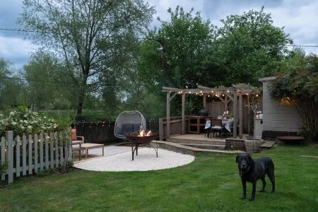 Pretty Riverside Cottage, PetworthTwo Bedrooms, Sleeps 3. Dogs Welcome