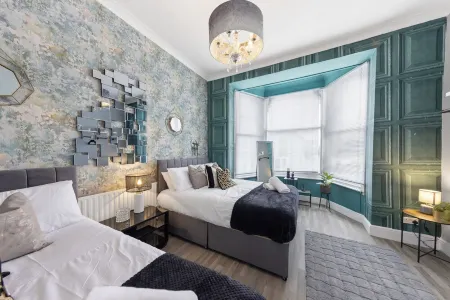 The Amazon 1-bedroom apartment in Town Отели в г. Грэйвсенд