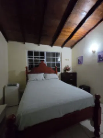 Charming and spacious 2-bedroom 1 bath house in lovely Castries with WiFi, AC, Hotels in 