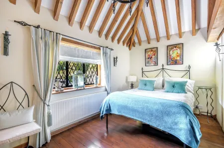 16th Century Chocolate box Thatched Cottage within 2.5 Acres