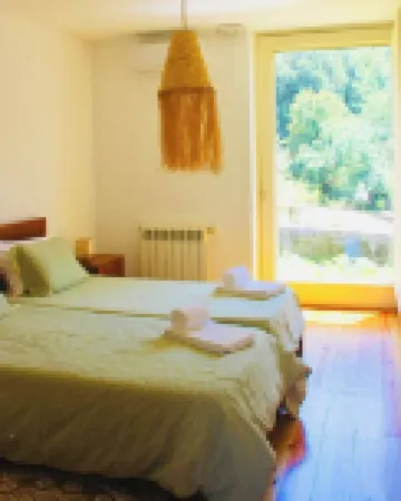 Cabin House. A retreat with a swimming pool and privacy in Gerês.