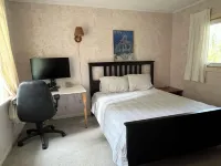 5 Minutes to Southampton's gorgeous beach! Family and pet friendly cottage.