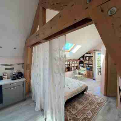 Superbly equipped, self-contained apartment in a quiet location close to the town center. Rooms