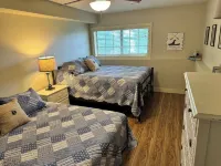Birchwood Retreat on Tagalong Golf Course with pool and hot tub Hotels in Cedar Lake