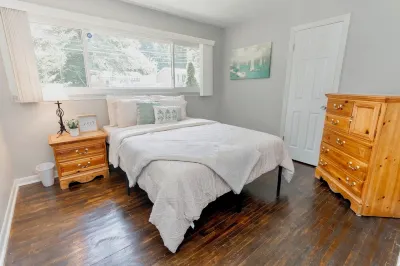 Cozy Pet Friendly 3BR - Fenced Yard - 1Mi HPU & DwnTwn - Furniture Market Hotels near High Point University