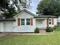 Cozy and charming 2-bedroom house in Norman with EV charger. Close to downtown. Hotels near The University of Oklahoma