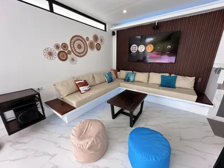 House with swimming Pool in SAMAL Island, davao Отели рядом с достопримечательностью «Island Garden Baptist Tabernacle»