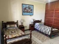 Spacious 4-bedroom beach house with WiFi, AC in beautiful Monkey Bay Các khách sạn ở 