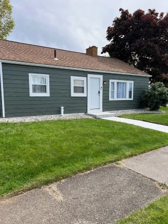 Charming 3-bedroom house in wonderful Erie with AC, WiFi, large driveway