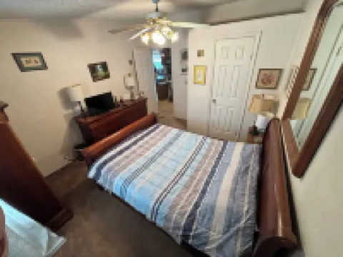Pet friendly, private dock, 3 bedroom home in Porum, OK. Walk to Lake Eufaula.