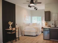 Contemporary Studio within Walking Distance of Downtown Bigfork! Hotel di Bigfork