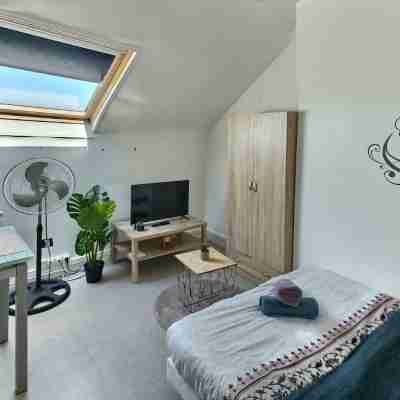 Le Lumineux Studio 6 Face Gare Wifi Gratuit et à Deux pas du Centre Ville ! Rooms