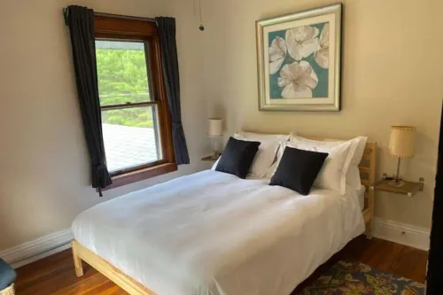 Spacious river front get-away with pool next door! Hotels in Tusten