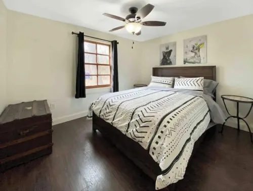 Private Cabin in Multi Acre Park! Hotels in Commack