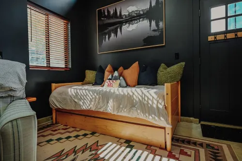 Modern Mountain Mini House- studio house w/ sleeping loft Packwood with WIFI, AC Hotel a Packwood