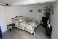 Les Chambres du Clavero Hotels in Claviers