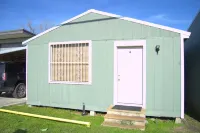 Cozy, centrally located, 1-bedroom house in Houma! On the Bayouside Hotels in Bayou Cane