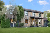 Stunning Farmhouse - Private Pool & Vintage Arcade - Close to Newport & Beaches