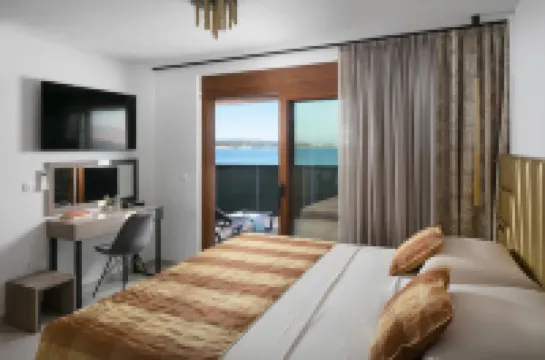 Exquisite 5-Star Luxury: Stunning 4-Bedroom Apartment with Panoramic Seaviews