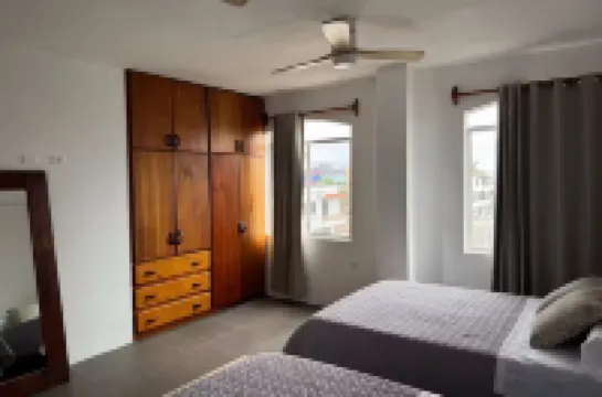Cozy 2-bedroom apartment in charming Puerto Ayora with AC, WiFi فنادق في 