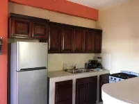 Roof top pool, 1 fully equipped Queen Suite, 1 min beach access